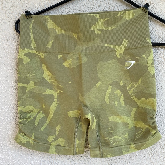 Gymshark Pants - ADAPT CAMO SEAMLESS SHORTS